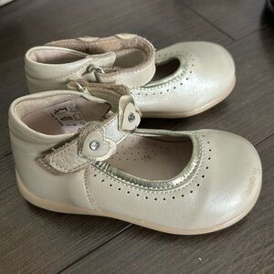 Beige baby girl shoes with straps
